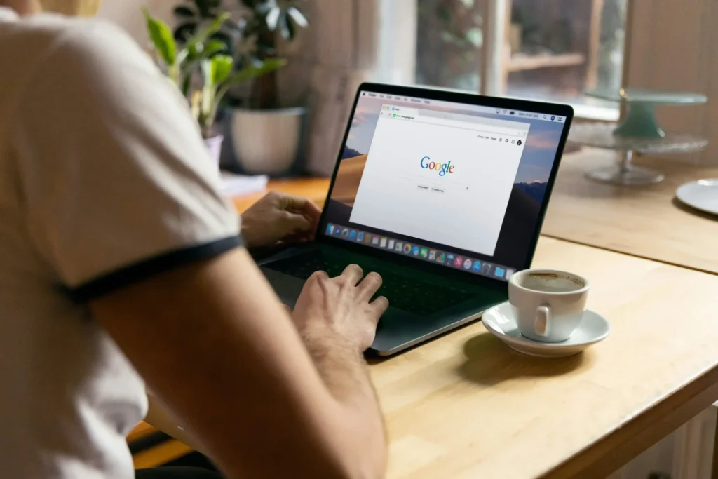 Freelance au travail sur son ordinateur avec l'intention de faire une recherche sur Google